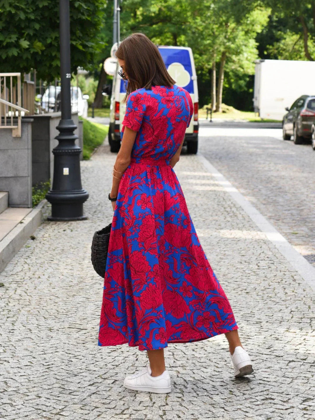 Tia – Elegant Midi Dress